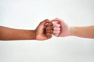 Çeşitli ellerin yakın plan fotoğrafı, dostluk ve saygı, ırkçılık konsepti