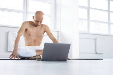 Yogi erkeği doğru nefes alma düzenlemesi için çevrimiçi talimatlar verir