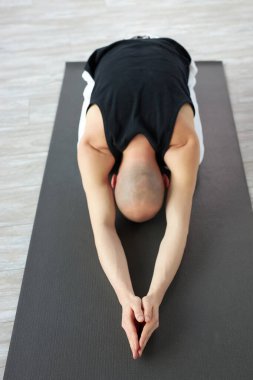 Balasana, sırt ağrısından kaçınmak için yoga duruşu, genç kel adam pratik yapıyor.