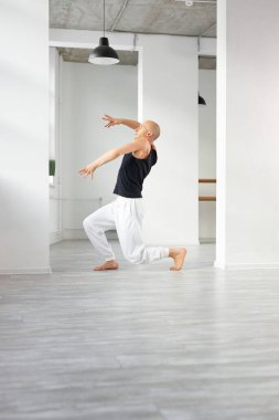 Sıfır yerçekimindeki adam ya da düşüş, trans halinde meditasyon, hareket halinde