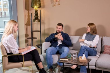 Çift ayrılmadan önce evlilik danışmanıyla sorunlar hakkında konuşuyor. Aile ilişkileri uzmanına danışıyor.