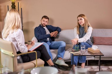 Aile terapistiyle resepsiyonda hayal kırıklığına uğramış bir çift boşanmak istiyor.