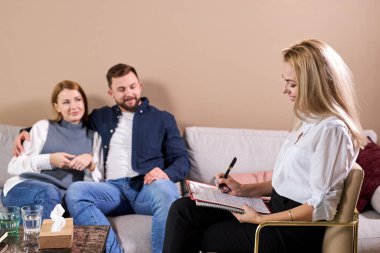 Tekrar birlikteyiz. Mutlu mutlu çift, psikolojik terapinin sonuçlarını izlerken sarılıp gülümsüyor.