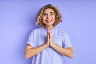 Güzel bir kadın avuç içini bir arada tutar, bir şey ister.