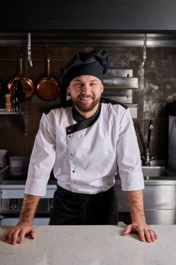 Gülümseyen Şef Restoran Mutfağında Beyaz Üniformalı Aşçı