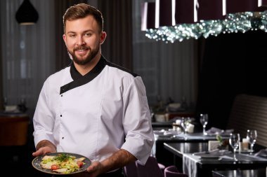 Gülümseyen Genç Aşçı Tabağı Tutuyor Salata ile, Poz