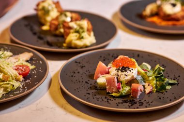 Lokantada tabakta nefis bir yemek.