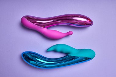 Seks için renkli masaj aletleri. Mastürbasyon vibratörü..