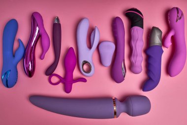 Pembe Arkaplanda Parlak Mor Vibratörler Seks Oyuncakları Koleksiyonu