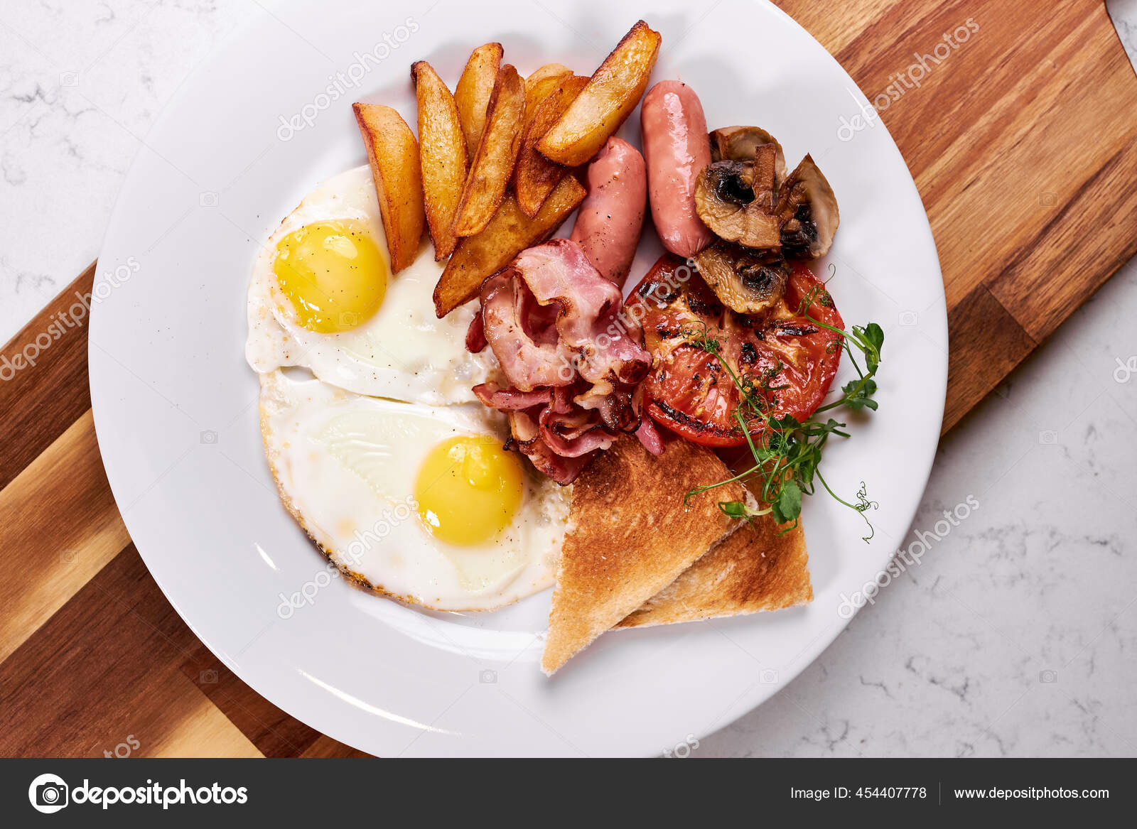 全美国早餐白盘，复制空间。顶部视图——图库图片© romanchazov27 #454407778