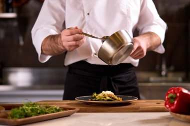 Soslu salata pişir, tabağa sos dök.