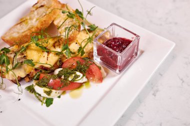 Akşam yemeği için güzel, iştah açıcı yemekler servis ettim.