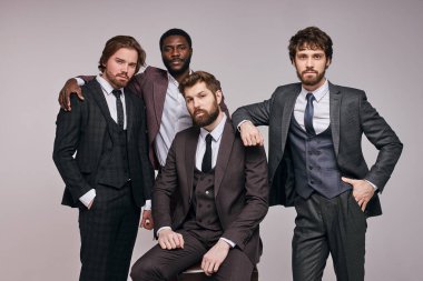 Gangster takımı partiye gidecek, kumar oynayacaklar.