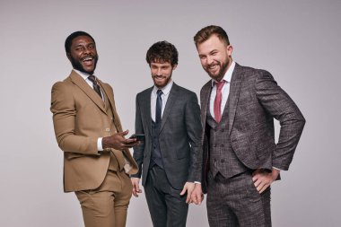 Başarılı iş adamları akıllı telefonlarıyla, toplantıdan sonra mola veriyorlar.