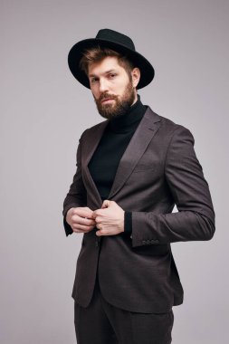 Havalı Sakallı Takım Elbiseli Adam Düğmeleri Kapalı Ceket