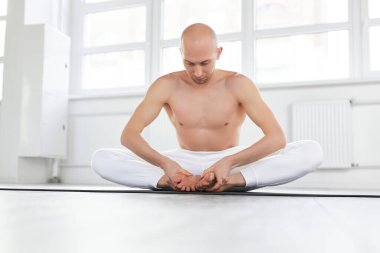 Esnek Yogi erkeği Baddha Konasana 'yı oynuyor - Kelebek Pozu