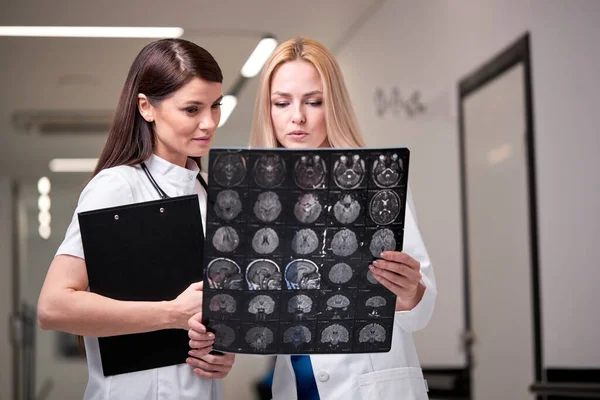 Zwei Ärztinnen untersuchen biomedizinischen Algorithmus Bildschirm und maschinelles Lernen erkennen Gehirn Lungenentzündung — Stockfoto