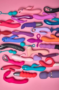 Pembe arka planda izole edilmiş gevşeme ve zevk için vibratörler