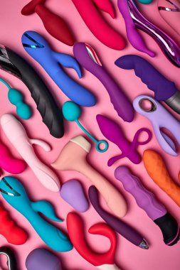 Pembe arka planda erotik zevk oyuncakları. Seks aletleri ve mastürbasyon aletleri