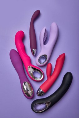 Seks dükkanında sunulan erotik zevk oyuncakları. Cinsel arzu kavramı