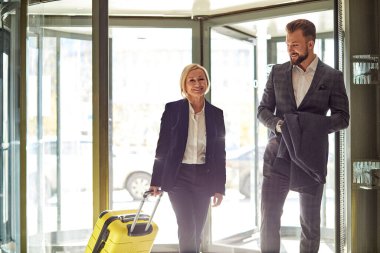 İki iş adamı lüks otele girer.