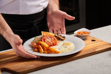 Restoran Kahvaltısı beyaz tabakta, kopyalama alanı