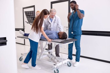 Bir grup doktor acil ameliyat için adam alıyor.