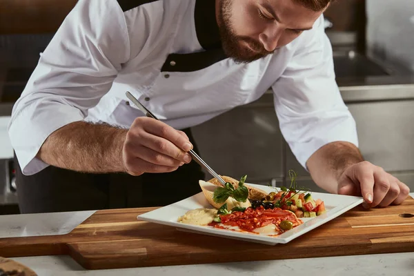 料理人はきれいに皿を飾る — ストック写真