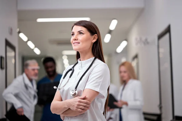 흰 양복을 입은 전문 간호원에게 침을 뱉는 모습, 긴장 한 모습을 보는 모습 — 스톡 사진