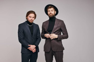 Klasik takım elbiseli Avrupalı erkek modeller, akşam partisine hazır.