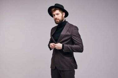 Yakışıklı Sakallı Takım Elbiseli Adam Ceketini ilikle