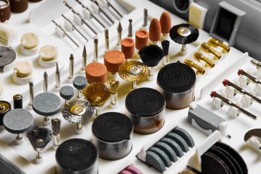 Kutudaki el aletleri kümesi