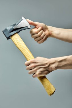 Marangozluk atölyesinde çalışan Kırpılmış Adam, balta kılıcının keskinliğini kontrol ediyor.