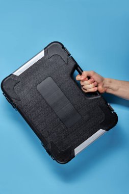 İçinde enstrümanlar olan kara kutu