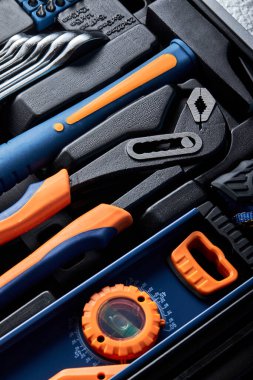 Çeşitli araçlarla dolu bavul, el çantası