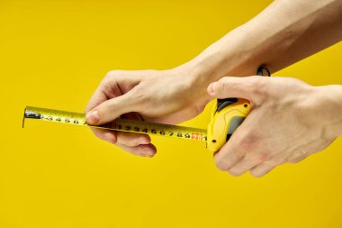 Ölçüm yapan kesilen kişinin ellerinde şerit ölçmek