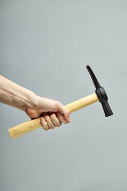 Çekiç yakın çekim. Gri arka planda izole. Boşluğu kopyala