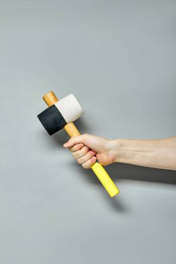 Lastik çekiç gri arkaplanda izole edilmiş.