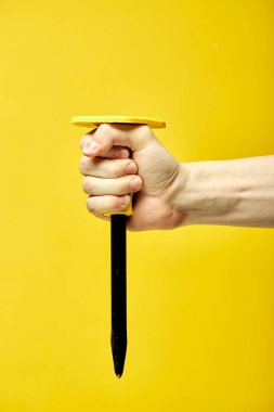 Odun, taş ya da metal gibi sert maddeleri oymak ya da kesmek için kullanılan erkek ellerindeki keski.