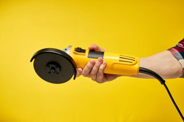 Kırpılmış erkek, elinde alet, Bulgar.