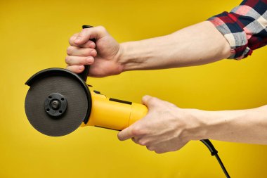 Kırpılmış erkek, elinde alet, Bulgar.