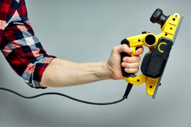 Yakın çekim ekipmanları marangoz el aletleri elektrikli planör işlemek için ahşap kapı gri izole