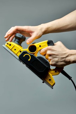 Marangozların elleri elektrik tesisatçısını çalıştırıyor.