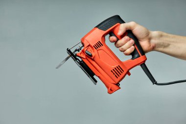 Kırpılmış adam eli gri arkaplanda Yeni Kırmızı Yapboz