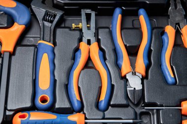 Çeşitli araçlarla dolu bavul, el çantası