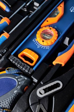 Onarım için araçların yakın plan fotoğrafı, kutudaki araçlar