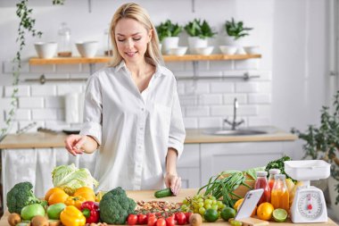 Güzel kadın blogger vlogger ve çevrimiçi etkileyicisi sağlıklı yiyecekler üzerine video içeriği kaydediyor