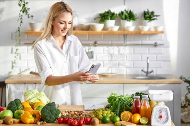 Akıllı telefon takipçileriyle sohbet eden aktif blog yazarı