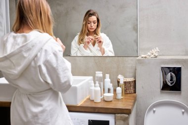 Üzgün Kadın Saç Durumdan Hoşlanmaz, Ayrıldı...