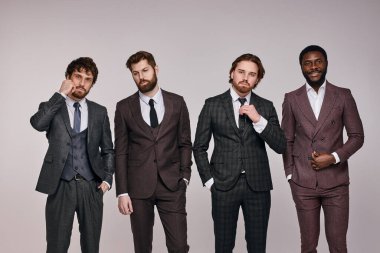 Güvenilir yöneticiler kameraya poz verirler.